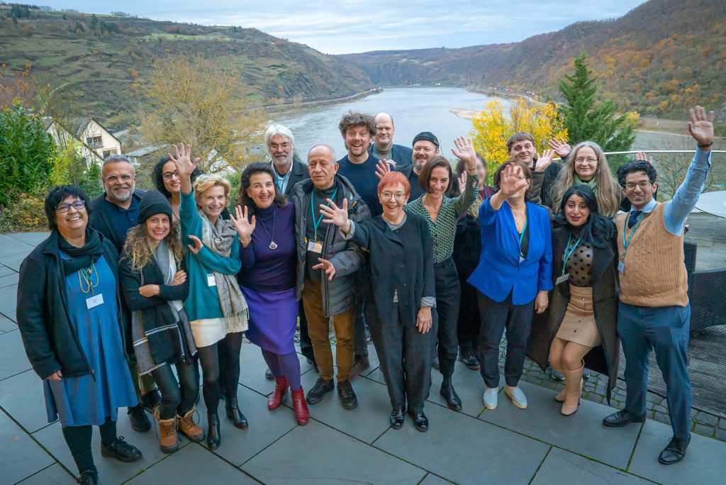 Teilnehmer:innen auf der Terrasse des Hauses Weitblick in Oberwesel. (23.11.2024. Foto: Ricarda Hinz)