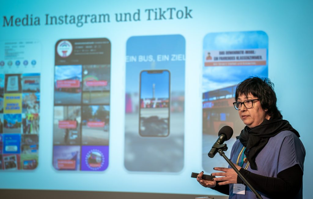 Seyran Ateş, Leiterin der Ibn-Rushd-Goethe-Moschee in Berlin, über das Projekt demokratie-mobil.berlin und Social-Media-Strategien in der Demokratiebildung. (23.11.2024. Foto: Ricarda Hinz)